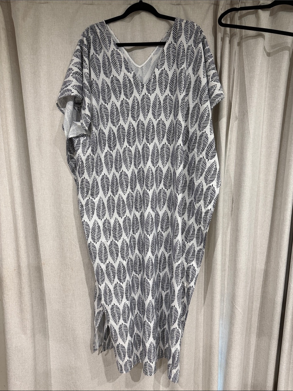 SHEIN White and Black Leaf Print Maxi Dress